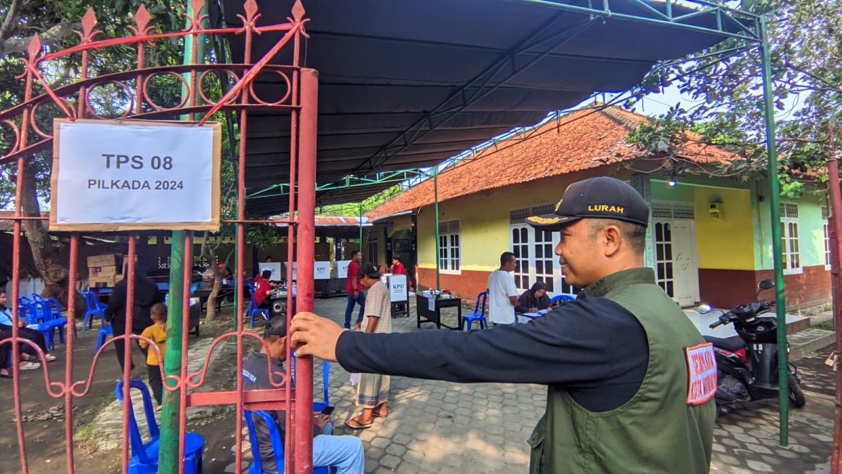 Mulhakim, SH, Lurah Pejarakan Karya, Kecamatan Ampenan Kota Mataram saat memantau pelaksanaan pemungutan suara di TPS 08, RT.02. Rabu (27/11/2024). Foto: (Mamiq Sahaya)