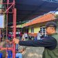 Mulhakim, SH, Lurah Pejarakan Karya, Kecamatan Ampenan Kota Mataram saat memantau pelaksanaan pemungutan suara di TPS 08, RT.02. Rabu (27/11/2024). Foto: (Mamiq Sahaya)