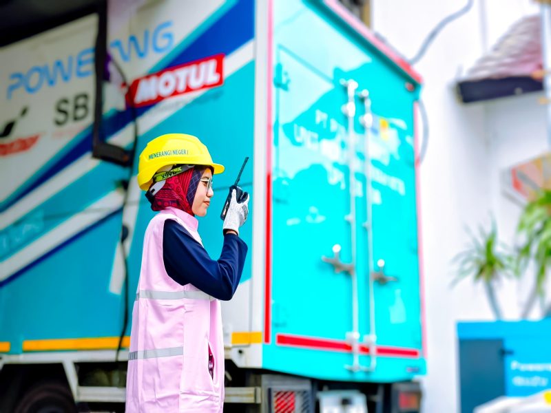 Petugas PLN saat memantau pelaksanaan Pilkada serentak tahun 2024. Rabu (27/11/2024). Foto: (Humas PLN NTB).