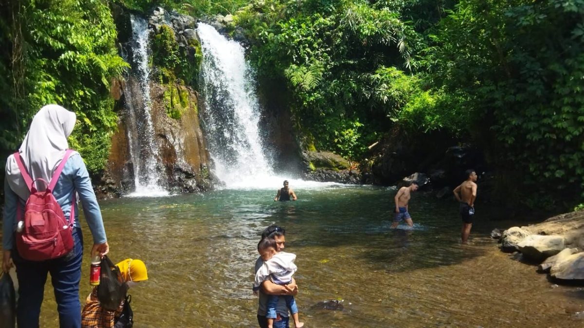 Anak-anak pun senang bermain di aliran air terjun Babak Pelangi. Foto: (Dedi Suhadi)