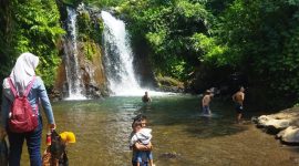 Anak-anak pun senang bermain di aliran air terjun Babak Pelangi. Foto: (Dedi Suhadi)