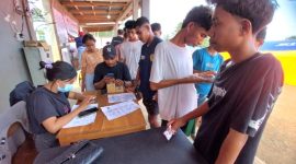 Sejumlah siswa tengah antre untuk menerima bantuan kartu perdana (starter pack), pulsa dan data (internet) gratis dari salah satu operator seluler di lokasi pengungsian erupsi Gunung Lewotobi Laki-Laki di Pos Lapangan (Poslap) Kobasoma, Flores Timur, Kamis (20/11/2024). Foto: InfoPublik  