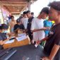 Sejumlah siswa tengah antre untuk menerima bantuan kartu perdana (starter pack), pulsa dan data (internet) gratis dari salah satu operator seluler di lokasi pengungsian erupsi Gunung Lewotobi Laki-Laki di Pos Lapangan (Poslap) Kobasoma, Flores Timur, Kamis (20/11/2024). Foto: InfoPublik  