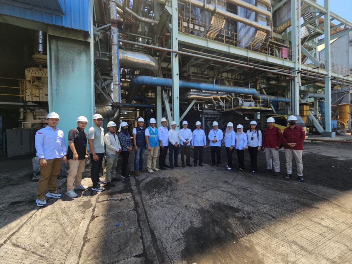 PT PLN (Persero) Unit Induk Wilayah Nusa Tenggara Barat (UIW NTB) bersama Kejaksaan Tinggi (Kejati) NTB melaksanakan peninjauan lapangan di Pembangkit Listrik Tenaga Uap (PLTU) IPP Lombok Timur yang dikelola oleh PT. LED di Desa Sambelia, Kabupaten Lombok Timur. Sabtu (09/11/2024).  Foto: (Humas PLN UIW NTB).