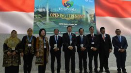 Utusan Khusus Presiden Republik Indonesia untuk kegiatan Konferensi Perubahan Iklim PBB ke-29 (COP29 UNFCCC), Hashim Djojohadikusumo (tengah), Menteri Lingkungan Hidup, Hanif Faisol Nurofiq (keempat dari kanan), Menteri Kehutanan, Raja Juli Antoni (keempat dari kiri), Utusan Khusus Presiden Bidang Perdagangan Internasional dan Kerja Sama Multilateral, Mari Elka Pangestu (ketiga dari kiri), Direktur Jenderal Pengendalian Perubahan Iklim Kementerian Lingkungan Hidup, Laksmi Dhewanthi (kiri), Direktur Jenderal Energi Baru Terbarukan dan Konservasi Energi Kementerian ESDM, Eniya Listiani Dewi (kedua dari kiri), Direktur Jenderal Kerjasama Multilateral Kementerian Luar Negeri, Tri Tharyat (kanan), Komisaris Utama PLN, Burhanuddin Abdullah (kedua dari kanan) dan Penanggung Jawab Paviliun Indonesia Agus Justianto (ketiga dari kanan) ketika menghadiri pembukaan Paviliun Indonesia dalam Conference of the Parties (COP) ke-29 yang digelar di Baku, Azerbaijan, pada 11 November 2024.