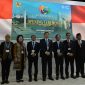 Utusan Khusus Presiden Republik Indonesia untuk kegiatan Konferensi Perubahan Iklim PBB ke-29 (COP29 UNFCCC), Hashim Djojohadikusumo (tengah), Menteri Lingkungan Hidup, Hanif Faisol Nurofiq (keempat dari kanan), Menteri Kehutanan, Raja Juli Antoni (keempat dari kiri), Utusan Khusus Presiden Bidang Perdagangan Internasional dan Kerja Sama Multilateral, Mari Elka Pangestu (ketiga dari kiri), Direktur Jenderal Pengendalian Perubahan Iklim Kementerian Lingkungan Hidup, Laksmi Dhewanthi (kiri), Direktur Jenderal Energi Baru Terbarukan dan Konservasi Energi Kementerian ESDM, Eniya Listiani Dewi (kedua dari kiri), Direktur Jenderal Kerjasama Multilateral Kementerian Luar Negeri, Tri Tharyat (kanan), Komisaris Utama PLN, Burhanuddin Abdullah (kedua dari kanan) dan Penanggung Jawab Paviliun Indonesia Agus Justianto (ketiga dari kanan) ketika menghadiri pembukaan Paviliun Indonesia dalam Conference of the Parties (COP) ke-29 yang digelar di Baku, Azerbaijan, pada 11 November 2024.