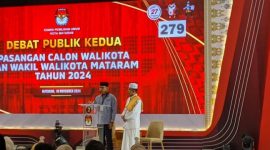 Calon walikota Mataram, Mohan Roliskana yang berpasangan dengan TGH Mujiburahman saat debat terbuka kedua yang digelar KPU Kota Mataram. Senin (18/11/2024). Foto (Doc. Istimewa).