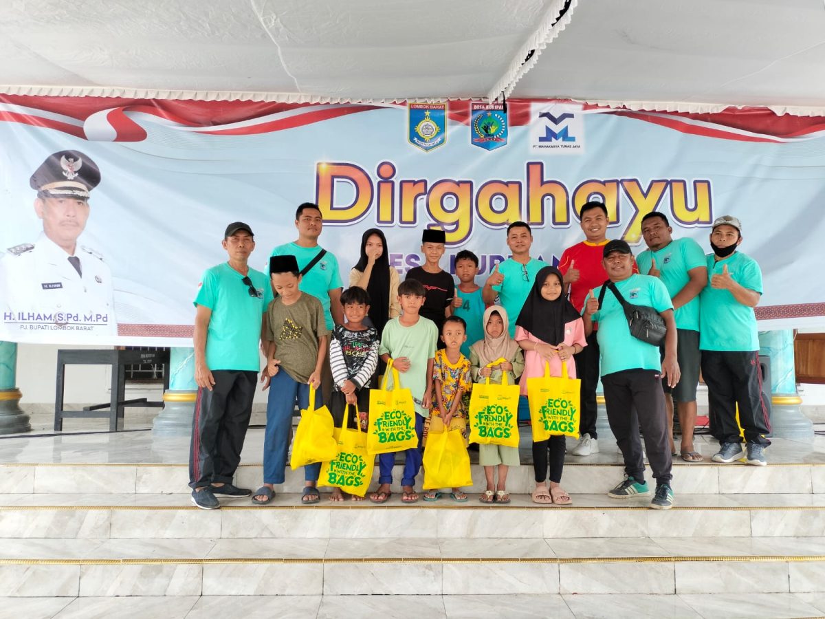 Pembagian Sembako Kepada Anak Yatim dalam acara Jalan Sehat Dirgahayu Desa Kuripan ke-120 di Desa Kuripan. kecamatan Kuripan. Lombok Barat