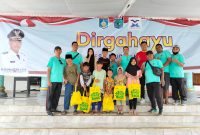 Pembagian Sembako Kepada Anak Yatim dalam acara Jalan Sehat Dirgahayu Desa Kuripan ke-120 di Desa Kuripan. kecamatan Kuripan. Lombok Barat