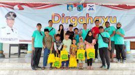Pembagian Sembako Kepada Anak Yatim dalam acara Jalan Sehat Dirgahayu Desa Kuripan ke-120 di Desa Kuripan. kecamatan Kuripan. Lombok Barat