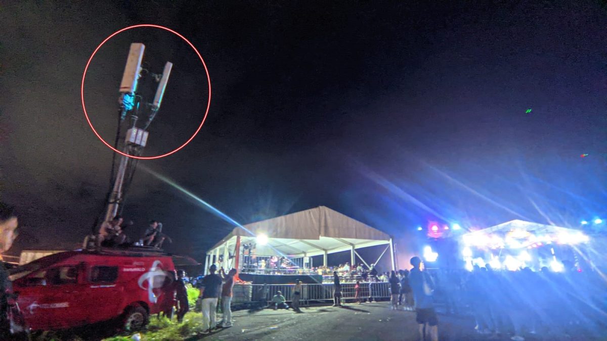 Telkomsel Branch Mataram memasang BTS Mobile/Combat di lokasi Event Memoria Lombok di Eks Bandara Selaparang Lombok, Mataram. Foto (SAHAYA).