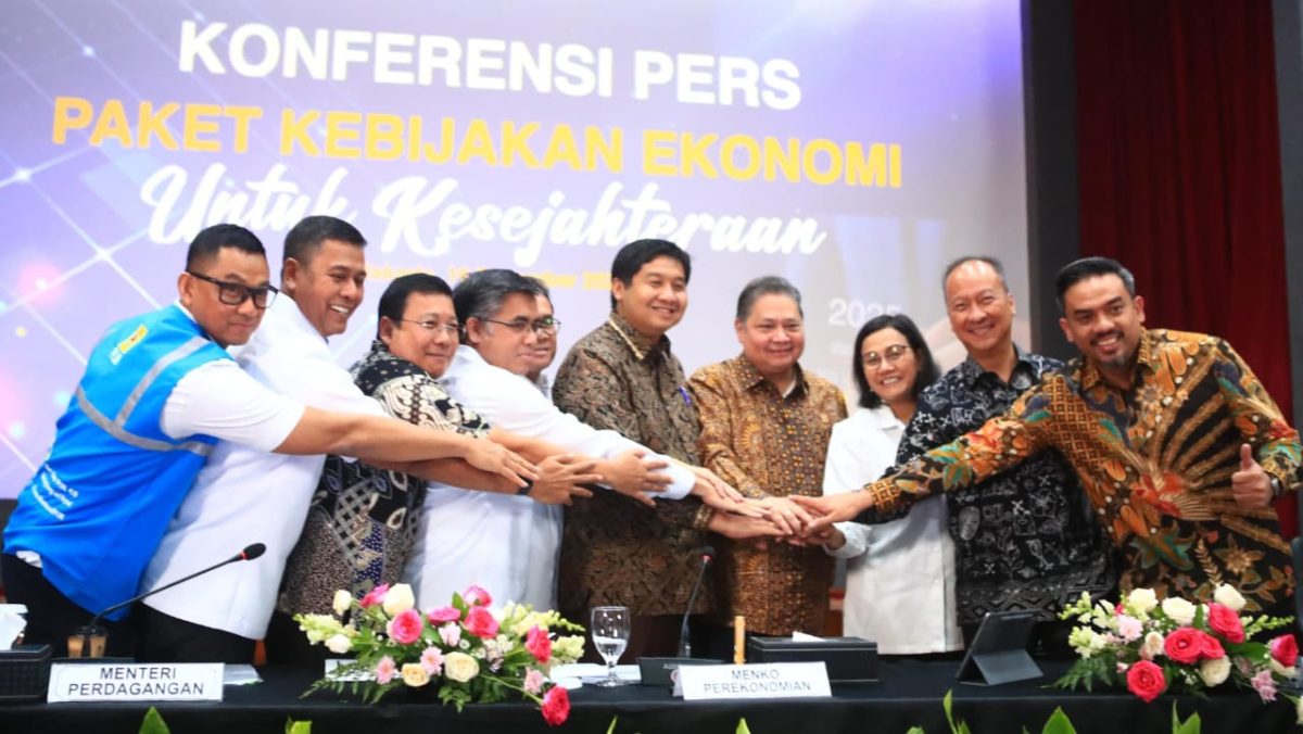 Menteri Koordinator Bidang Perekonomian, Airlangga Hartarto (keempat dari kanan), Menteri Keuangan, Sri Mulyani Indrawati (ketiga dari kanan), Menteri Perindustrian, Agus Gumiwang Kartasasmita (kedua dari kanan), Menteri Usaha Mikro, Kecil, dan Menengah (UMKM), Maman Abdurrahman (kanan), Menteri Perumahan dan Pemukiman, Maruarar Sirait (kelima dari kanan), Menteri Perdagangan, Budi Santoso (kelima dari kiri), Menteri Ketenagakerjaan, Yassierli (keempat dari kiri), Kepala Badan Pangan Nasional, Arief Prasetyo Adi (ketiga dari kiri), Direktur Utama PLN, Darmawan Prasodjo (kiri) dan Direktur Utama BPJS Ketenagakerjaan, Anggoro Eko Cahyo (kedua dari kiri) ketika menghadiri  agenda konferensi pers bertajuk 