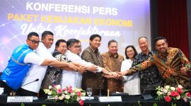 Menteri Koordinator Bidang Perekonomian, Airlangga Hartarto (keempat dari kanan), Menteri Keuangan, Sri Mulyani Indrawati (ketiga dari kanan), Menteri Perindustrian, Agus Gumiwang Kartasasmita (kedua dari kanan), Menteri Usaha Mikro, Kecil, dan Menengah (UMKM), Maman Abdurrahman (kanan), Menteri Perumahan dan Pemukiman, Maruarar Sirait (kelima dari kanan), Menteri Perdagangan, Budi Santoso (kelima dari kiri), Menteri Ketenagakerjaan, Yassierli (keempat dari kiri), Kepala Badan Pangan Nasional, Arief Prasetyo Adi (ketiga dari kiri), Direktur Utama PLN, Darmawan Prasodjo (kiri) dan Direktur Utama BPJS Ketenagakerjaan, Anggoro Eko Cahyo (kedua dari kiri) ketika menghadiri  agenda konferensi pers bertajuk 
