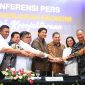 Menteri Koordinator Bidang Perekonomian, Airlangga Hartarto (keempat dari kanan), Menteri Keuangan, Sri Mulyani Indrawati (ketiga dari kanan), Menteri Perindustrian, Agus Gumiwang Kartasasmita (kedua dari kanan), Menteri Usaha Mikro, Kecil, dan Menengah (UMKM), Maman Abdurrahman (kanan), Menteri Perumahan dan Pemukiman, Maruarar Sirait (kelima dari kanan), Menteri Perdagangan, Budi Santoso (kelima dari kiri), Menteri Ketenagakerjaan, Yassierli (keempat dari kiri), Kepala Badan Pangan Nasional, Arief Prasetyo Adi (ketiga dari kiri), Direktur Utama PLN, Darmawan Prasodjo (kiri) dan Direktur Utama BPJS Ketenagakerjaan, Anggoro Eko Cahyo (kedua dari kiri) ketika menghadiri  agenda konferensi pers bertajuk 