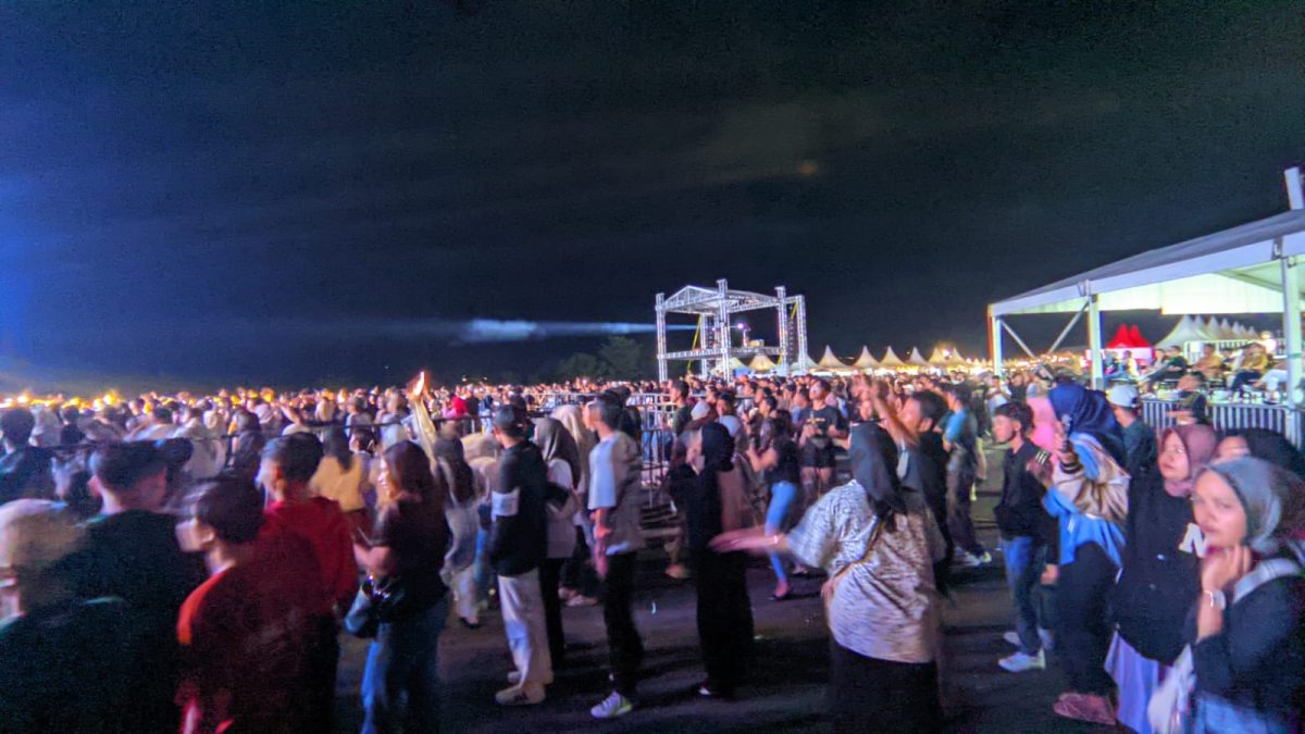 Penonton yang memadati arena Konser Memoria Lombok di hari kedua, di Eks Bandara Selaparang. Rabu (18/12/2024). Foto (SAHAYA)