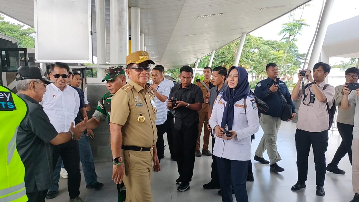 Penjabat Gubermur NTB, Hassanudin saat memantau kesiapan pengamanan dan lainnya menyambut libur natal dan tahun baru (Nataru) di Bandara Internasional Lombok, di Praya. Selasa (24/12/2024). Foto (Doc.Istimewa).