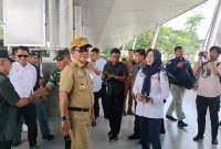 Penjabat Gubermur NTB, Hassanudin saat memantau kesiapan pengamanan dan lainnya menyambut libur natal dan tahun baru (Nataru) di Bandara Internasional Lombok, di Praya. Selasa (24/12/2024). Foto (Doc.Istimewa).