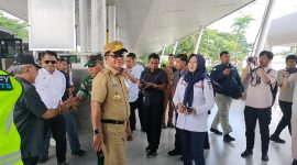 Penjabat Gubermur NTB, Hassanudin saat memantau kesiapan pengamanan dan lainnya menyambut libur natal dan tahun baru (Nataru) di Bandara Internasional Lombok, di Praya. Selasa (24/12/2024). Foto (Doc.Istimewa).