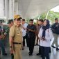 Penjabat Gubermur NTB, Hassanudin saat memantau kesiapan pengamanan dan lainnya menyambut libur natal dan tahun baru (Nataru) di Bandara Internasional Lombok, di Praya. Selasa (24/12/2024). Foto (Doc.Istimewa).