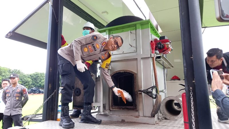 Kabid Humas Polda NTB, Kombes Pol.Mohammad Kholid saat pemusnahan Narkoba, Jumat 27 Desember 2024. Foto (DSHD)
