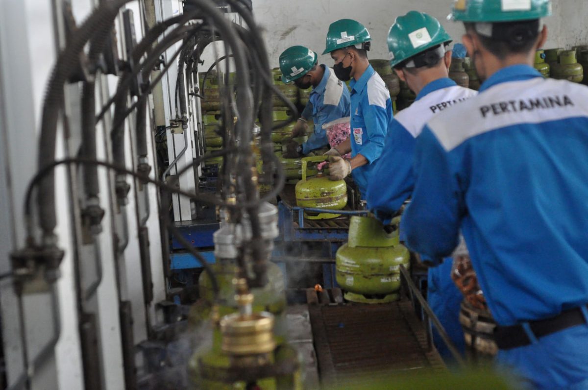 Petugas mengisi ulang tabung gas elpiji subsidi ukuran tiga kilogram di Stasiun Pengisian Bulk Elpiji Kota Bengkulu, Bengkulu, Jumat (6/12/2024). Pertamina Patra Niaga Sumbagsel memastikan pasokan gas elpiji subsidi berukuran tiga kilogram di wilayah Bengkulu mencukupi dengan kuota harian sebesar 60 ribu tabung dan tambahan mencapai 100 ribu tabung untuk memenuhi kebutuhan masyarakat pada perayaan Natal dan Tahun Baru 2025. ANTARA FOTO/Muhammad Izfaldi/nym.