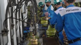 Petugas mengisi ulang tabung gas elpiji subsidi ukuran tiga kilogram di Stasiun Pengisian Bulk Elpiji Kota Bengkulu, Bengkulu, Jumat (6/12/2024). Pertamina Patra Niaga Sumbagsel memastikan pasokan gas elpiji subsidi berukuran tiga kilogram di wilayah Bengkulu mencukupi dengan kuota harian sebesar 60 ribu tabung dan tambahan mencapai 100 ribu tabung untuk memenuhi kebutuhan masyarakat pada perayaan Natal dan Tahun Baru 2025. ANTARA FOTO/Muhammad Izfaldi/nym.