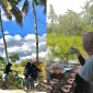 Panorama Keindahan alam, Kolase Wisatawan sedang menikmati bersepada dan menikmati kuliner di tengah Persawahan. Foto (Dedi Suhadi)