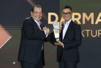 Direktur Utama PLN, Darmawan Prasodjo (kanan) kembali menerima penghargaan sebagai CEO of The Year dalam ajang CNBC Indonesia Awards 2024 untuk ketiga kalinya secara berturut-turut. Sebelumnya, penghargaan yang sama juga diberikan kepada Darmawan pada tahun 2022 dan 2023. Penghargaan diserahkan langsung oleh Chairman CT Corp, Chairul Tanjung (kiri), di Jakarta, Rabu (11/12). Penghargaan tertinggi dalam kategori CEO ini diraih atas kepiawaiannya memimpin transformasi di tubuh PLN dan menjadi motor penggerak dalam pengembangan energi baru terbarukan.