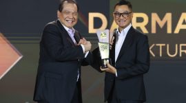 Direktur Utama PLN, Darmawan Prasodjo (kanan) kembali menerima penghargaan sebagai CEO of The Year dalam ajang CNBC Indonesia Awards 2024 untuk ketiga kalinya secara berturut-turut. Sebelumnya, penghargaan yang sama juga diberikan kepada Darmawan pada tahun 2022 dan 2023. Penghargaan diserahkan langsung oleh Chairman CT Corp, Chairul Tanjung (kiri), di Jakarta, Rabu (11/12). Penghargaan tertinggi dalam kategori CEO ini diraih atas kepiawaiannya memimpin transformasi di tubuh PLN dan menjadi motor penggerak dalam pengembangan energi baru terbarukan.