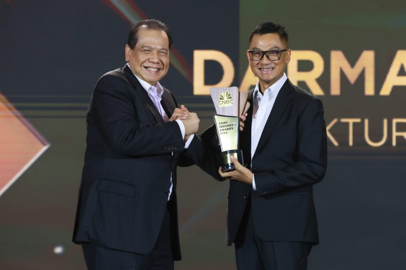 Direktur Utama PLN, Darmawan Prasodjo (kanan) kembali menerima penghargaan sebagai CEO of The Year dalam ajang CNBC Indonesia Awards 2024 untuk ketiga kalinya secara berturut-turut. Sebelumnya, penghargaan yang sama juga diberikan kepada Darmawan pada tahun 2022 dan 2023. Penghargaan diserahkan langsung oleh Chairman CT Corp, Chairul Tanjung (kiri), di Jakarta, Rabu (11/12). Penghargaan tertinggi dalam kategori CEO ini diraih atas kepiawaiannya memimpin transformasi di tubuh PLN dan menjadi motor penggerak dalam pengembangan energi baru terbarukan.