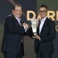 Direktur Utama PLN, Darmawan Prasodjo (kanan) kembali menerima penghargaan sebagai CEO of The Year dalam ajang CNBC Indonesia Awards 2024 untuk ketiga kalinya secara berturut-turut. Sebelumnya, penghargaan yang sama juga diberikan kepada Darmawan pada tahun 2022 dan 2023. Penghargaan diserahkan langsung oleh Chairman CT Corp, Chairul Tanjung (kiri), di Jakarta, Rabu (11/12). Penghargaan tertinggi dalam kategori CEO ini diraih atas kepiawaiannya memimpin transformasi di tubuh PLN dan menjadi motor penggerak dalam pengembangan energi baru terbarukan.