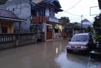 Kondisi Jalan PErumahan BTN Pemda digenangi air. Senin (09/12/2024). Foto (Lalu Sabdi).