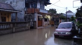 Kondisi Jalan PErumahan BTN Pemda digenangi air. Senin (09/12/2024). Foto (Lalu Sabdi).