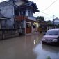 Kondisi Jalan PErumahan BTN Pemda digenangi air. Senin (09/12/2024). Foto (Lalu Sabdi).