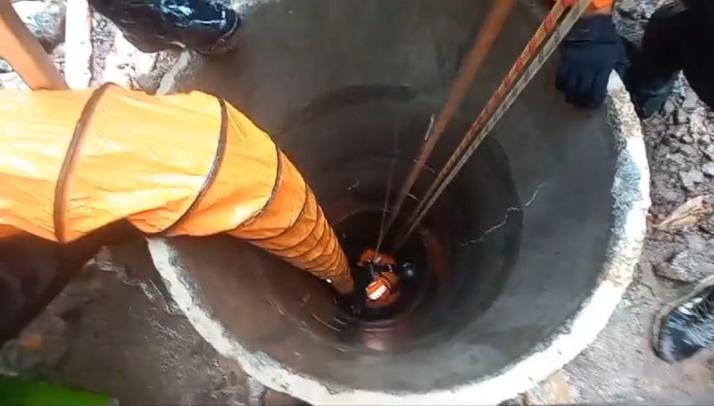 Petugas SAR Mataram mengangkat mayat penggali sumur yang meninggal diduga kehabisan oksigen. Minggu (08/12/2024). Foto (SAR Mataram).