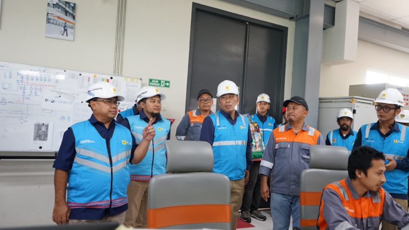 General Manager PLN NTB, Sudjarwo (kiri) saat melakukan kunjungan ke beberapa lokasi atau Check Point Jelang Malam Pergantian Tahun Baru 2025. Selasa (31/12/2024). Foto (Humas PLN NTB)