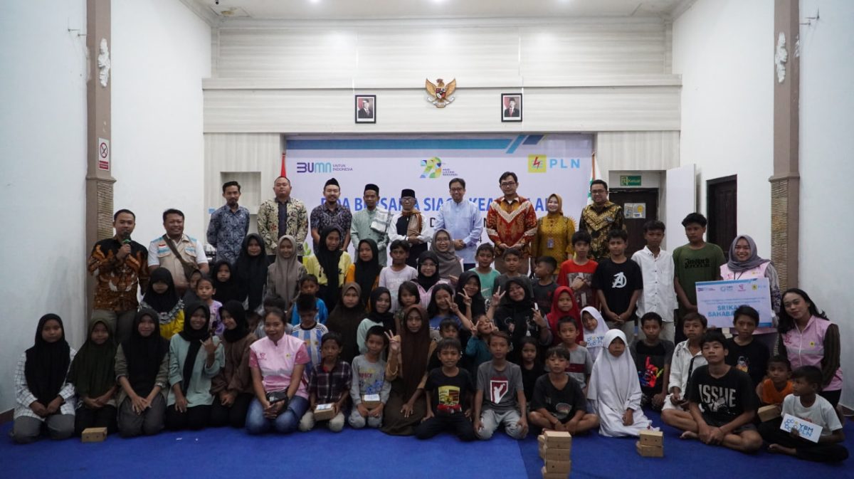 PLN UP3 Bima menggelar doa bersama sekaligus menyalurkan santunan kepada 50 anak yatim dan fakir miskin melalui Yayasan Baitul Mal (YBM) yang berlangsung di Aula Sangiang, Bima. Senin (09/12/2024). Foto : (Humas PLN NTB)