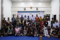 PLN UP3 Bima menggelar doa bersama sekaligus menyalurkan santunan kepada 50 anak yatim dan fakir miskin melalui Yayasan Baitul Mal (YBM) yang berlangsung di Aula Sangiang, Bima. Senin (09/12/2024). Foto : (Humas PLN NTB)
