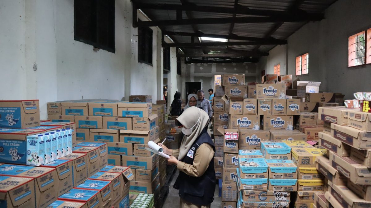 BB POM Mataram saat melakukan pengawasan pangan di salah sebuah Retail di Provinsi Nusa Tenggara Bara (NTB). Foto (Doc.Istimewa).