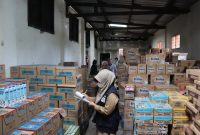 BB POM Mataram saat melakukan pengawasan pangan di salah sebuah Retail di Provinsi Nusa Tenggara Bara (NTB). Foto (Doc.Istimewa).