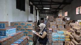 BB POM Mataram saat melakukan pengawasan pangan di salah sebuah Retail di Provinsi Nusa Tenggara Bara (NTB). Foto (Doc.Istimewa).