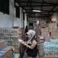 BB POM Mataram saat melakukan pengawasan pangan di salah sebuah Retail di Provinsi Nusa Tenggara Bara (NTB). Foto (Doc.Istimewa).
