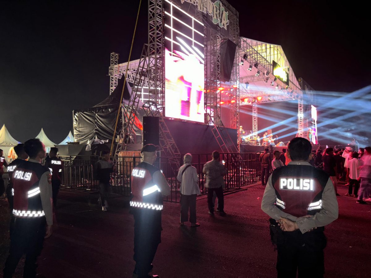 Personel Keplosian dari Polresta Mataram saat hadir pengamanan di perayaan perjumpaan Memoria di Eks. Bandara Selaparang. Selasa (17/12/2024) malam. Foto (Humas Polresta Mataram).