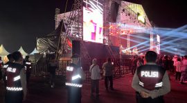 Personel Keplosian dari Polresta Mataram saat hadir pengamanan di perayaan perjumpaan Memoria di Eks. Bandara Selaparang. Selasa (17/12/2024) malam. Foto (Humas Polresta Mataram).