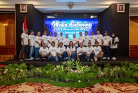 Photo bersama, General Manager PT PLN (Persero) Unit Induk Wilayah NTB, Sudjarwo dengan Wartawan di acara Media gathering, mataram. Senin (23/12/2024). Foto (Doc.Istimewa).