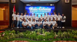 Photo bersama, General Manager PT PLN (Persero) Unit Induk Wilayah NTB, Sudjarwo dengan Wartawan di acara Media gathering, mataram. Senin (23/12/2024). Foto (Doc.Istimewa).