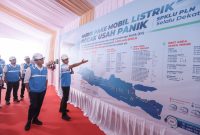 Direktur Utama PLN, Darmawan Prasodjo (depan kanan) memaparkan kesiapan infrastruktur pendukung kendaraan listrik menghadapi masa mudik serta libur Natal dan Tahun Baru 2025 kepada Wakil Menteri BUMN sekaligus Komisaris PLN, Aminuddin Ma'ruf (depan kiri) saat mengunjungi SPKLU Rest Area KM 43A Tol Jakarta - Merak pada Selasa, (24/12/2024). Foto (PLN)