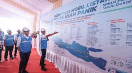 Direktur Utama PLN, Darmawan Prasodjo (depan kanan) memaparkan kesiapan infrastruktur pendukung kendaraan listrik menghadapi masa mudik serta libur Natal dan Tahun Baru 2025 kepada Wakil Menteri BUMN sekaligus Komisaris PLN, Aminuddin Ma'ruf (depan kiri) saat mengunjungi SPKLU Rest Area KM 43A Tol Jakarta - Merak pada Selasa, (24/12/2024). Foto (PLN)