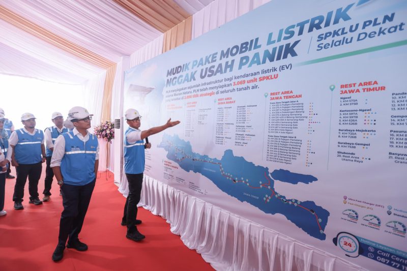 Direktur Utama PLN, Darmawan Prasodjo (depan kanan) memaparkan kesiapan infrastruktur pendukung kendaraan listrik menghadapi masa mudik serta libur Natal dan Tahun Baru 2025 kepada Wakil Menteri BUMN sekaligus Komisaris PLN, Aminuddin Ma'ruf (depan kiri) saat mengunjungi SPKLU Rest Area KM 43A Tol Jakarta - Merak pada Selasa, (24/12/2024). Foto (PLN)