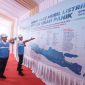 Direktur Utama PLN, Darmawan Prasodjo (depan kanan) memaparkan kesiapan infrastruktur pendukung kendaraan listrik menghadapi masa mudik serta libur Natal dan Tahun Baru 2025 kepada Wakil Menteri BUMN sekaligus Komisaris PLN, Aminuddin Ma'ruf (depan kiri) saat mengunjungi SPKLU Rest Area KM 43A Tol Jakarta - Merak pada Selasa, (24/12/2024). Foto (PLN)